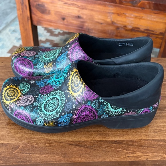 CROCS Women's Multicolor Patterned Mules - Picture 3 of 5